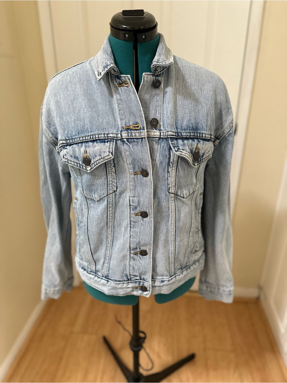 Wilfred Aritzia Light Wash 90s Oversized Denim Trucker Jacket M EUC $138 MSRP